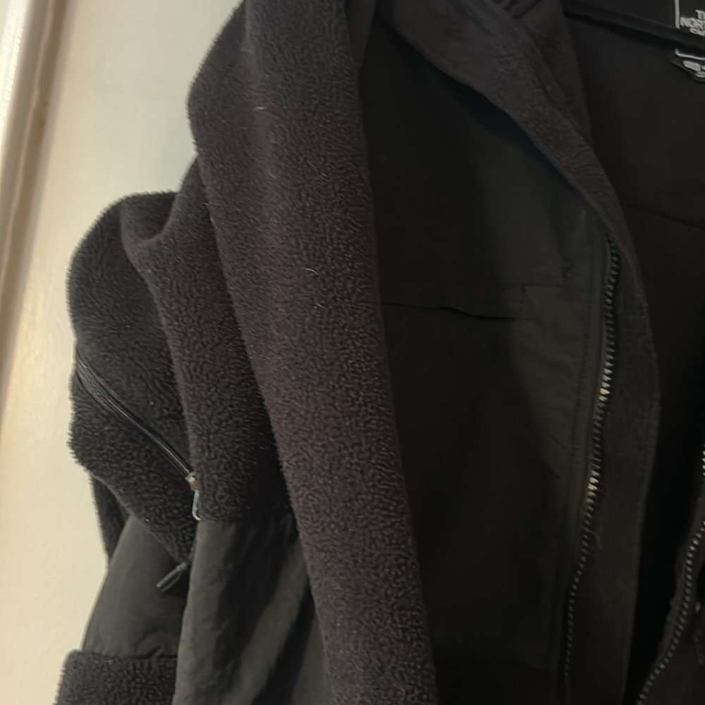 Super warm and cozy, hooded black Northface jacket - Picture 6 of 7